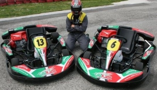  Un conductor con 2 karts
